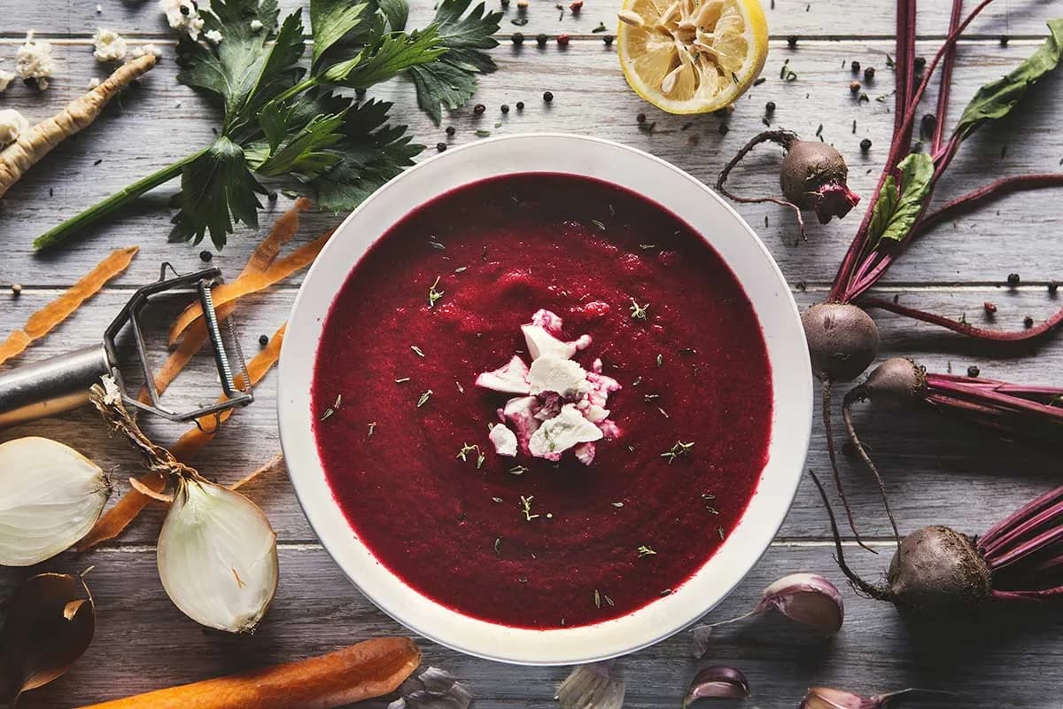 Przepis na kremową zupę z buraków po świętach: ulga dla żołądka