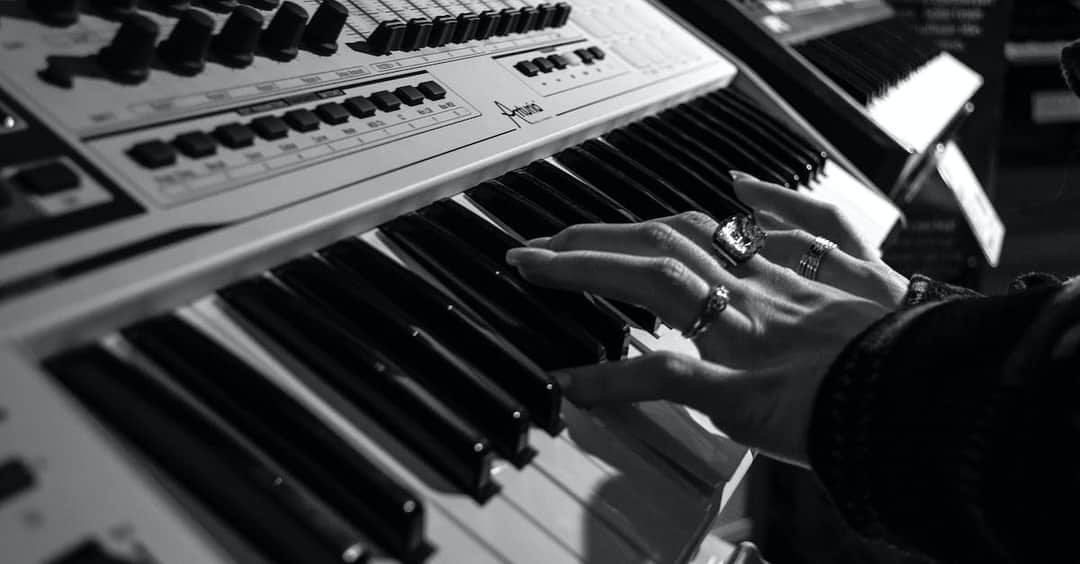 Jak samodzielnie nauczyć się gry na pianinie od podstaw?