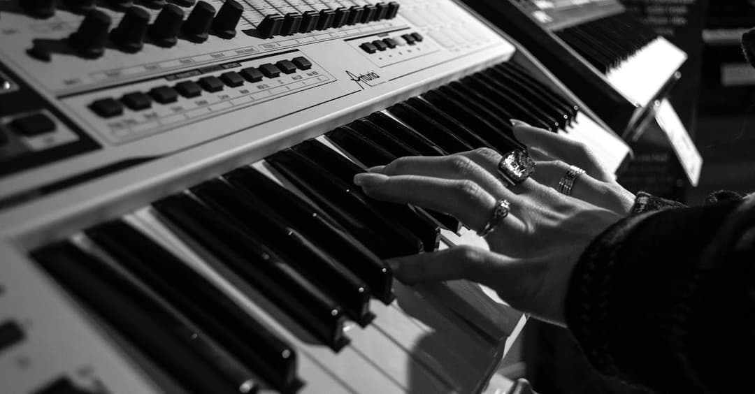 Jak samodzielnie nauczyć się gry na pianinie od podstaw?