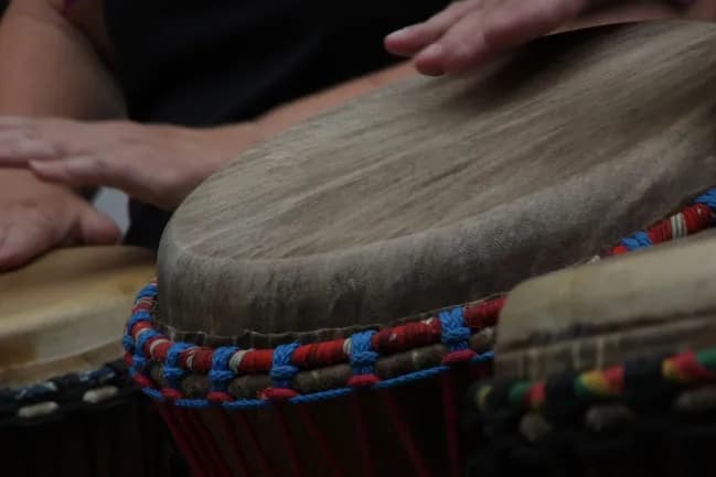 Instrumenty etniczne i ludowe we współczesnych produkcjach