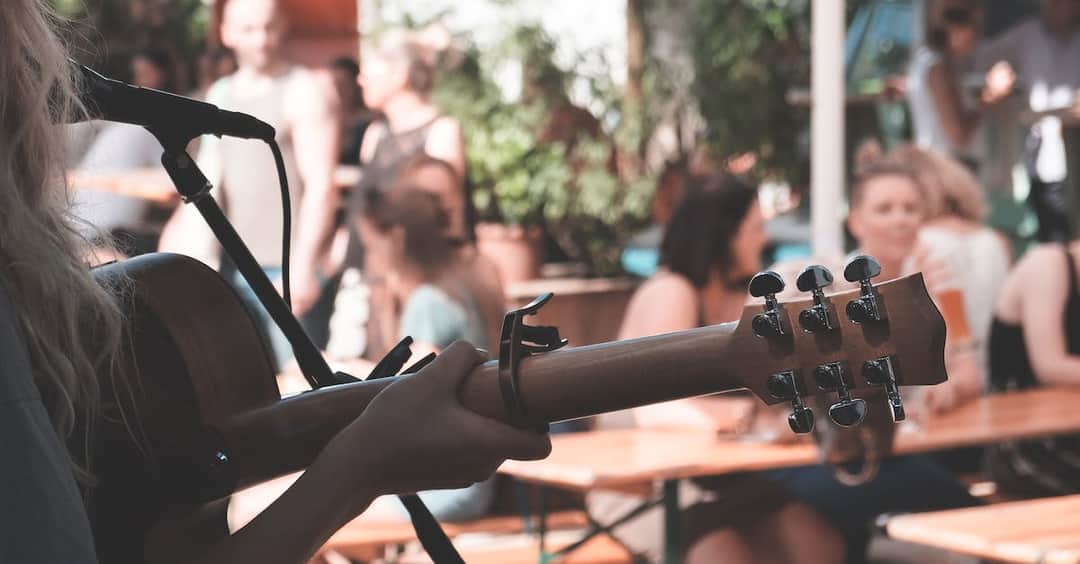 Jak nauczyć się łatwo grać swój pierwszy utwór na gitarze?