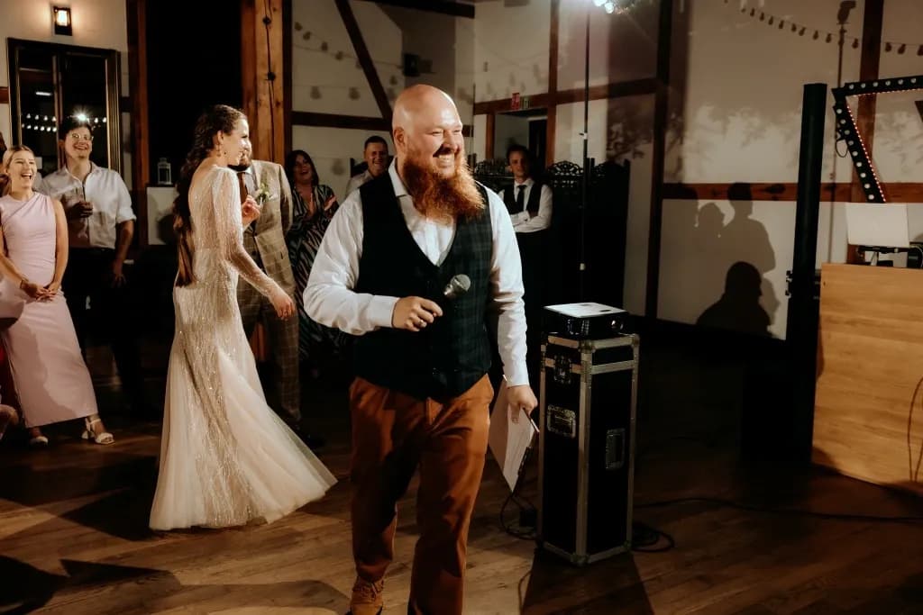 Jak napisać do DJ-a na 18? Praktyczne porady i przykłady wiadomości
