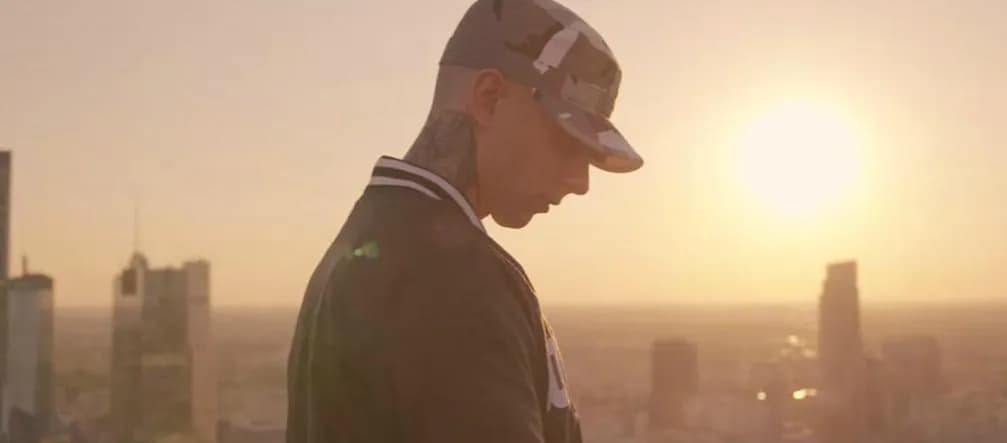 Tekst piosenki KaeN Kim jestem: znaczenie i pełna analiza utworu