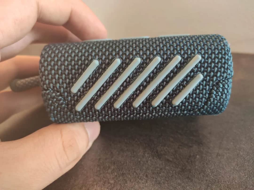 Czy JBL Go jest wodoszczelny? Sprawdź, czy przetrwa kontakt z wodą!