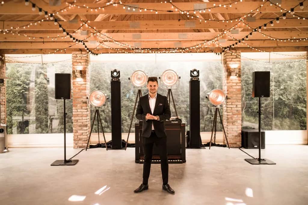 Ile bierze DJ za imprezę? Sprawdź stawki i uniknij przepłacania!