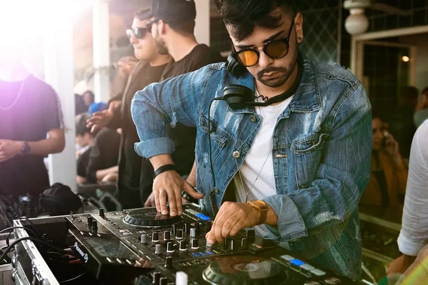 Ile naprawdę zarabiają DJ-e w Polsce? Sprawdź, czy to się opłaca!