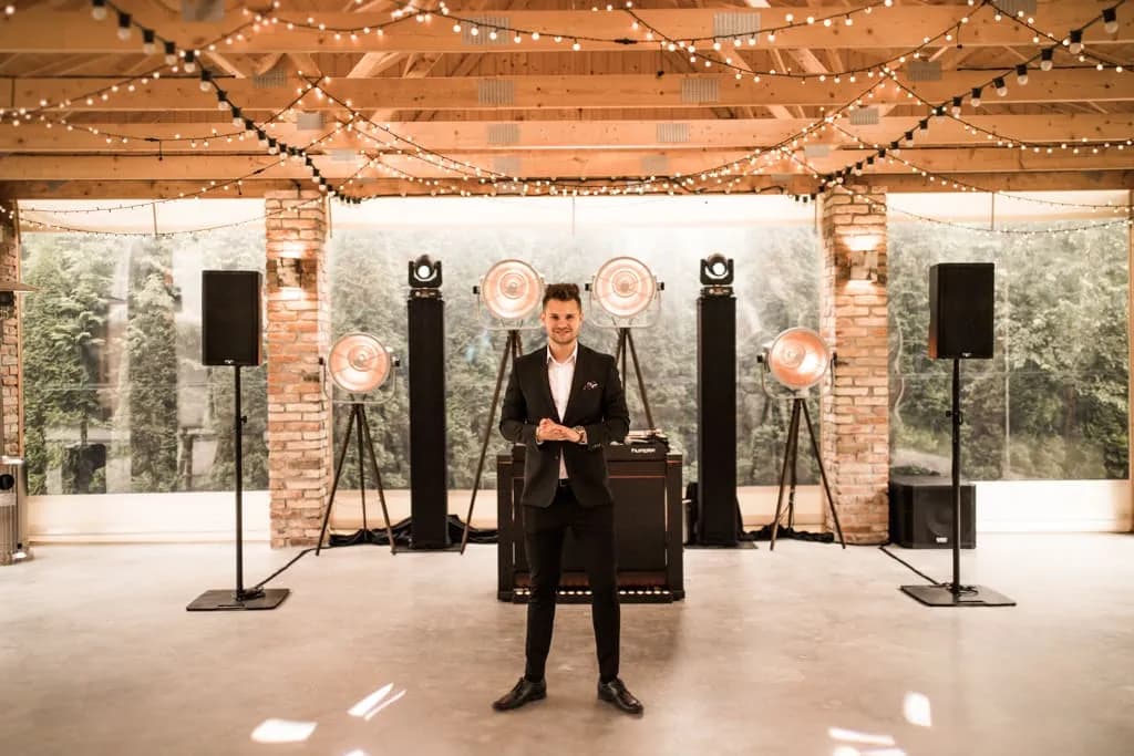 Ile bierze DJ? Sprawdź, ile zarabiają DJ-e na weselach, klubach i festiwalach